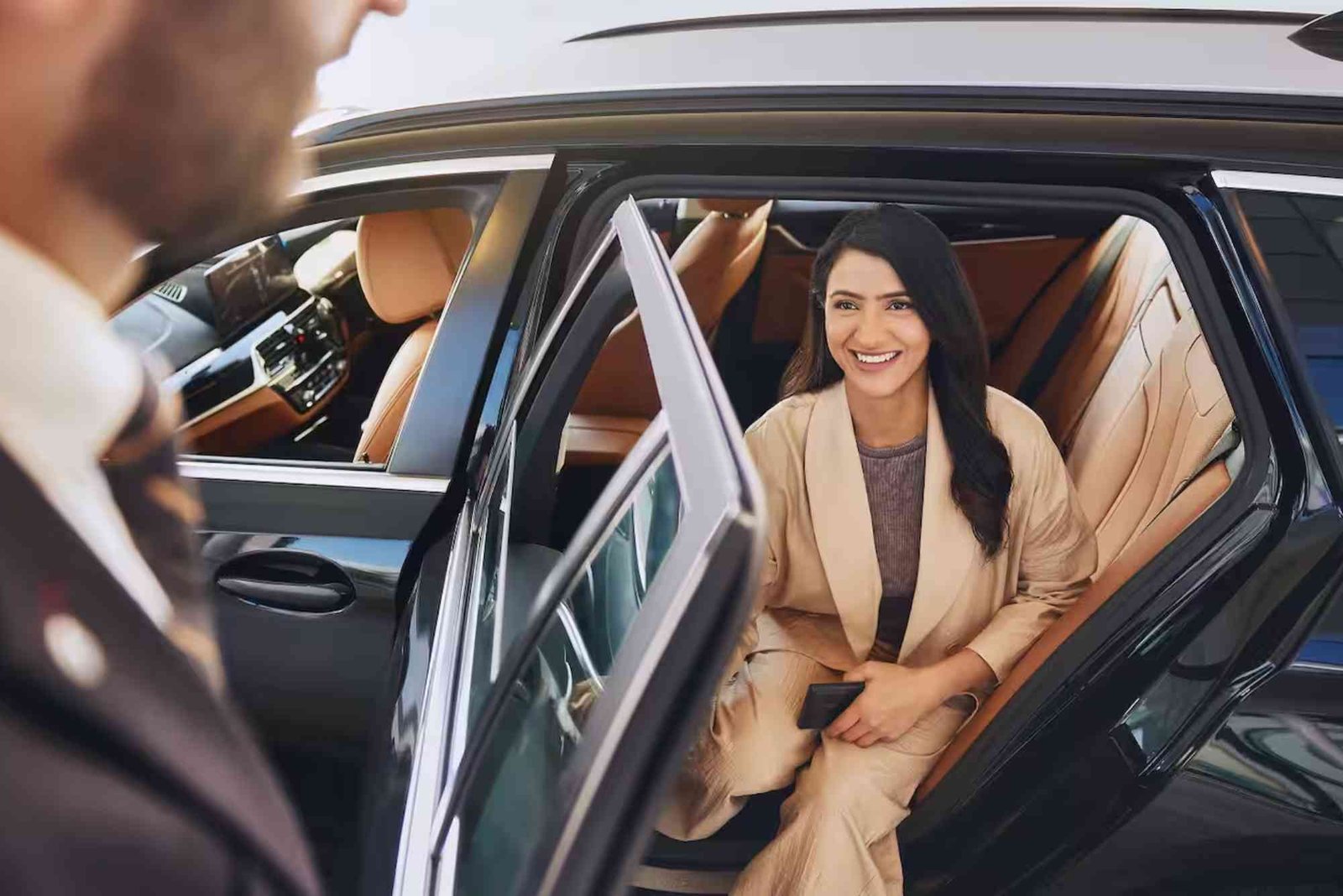 What To Expect When You Hire A Chauffeur Service In Dubai